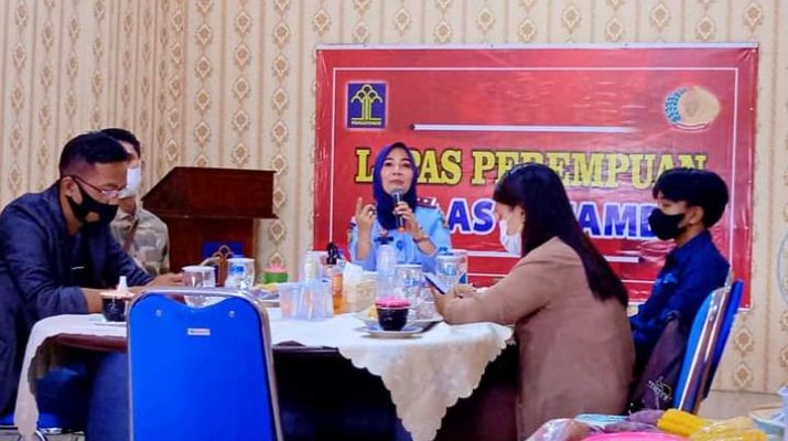 Saling mempererat tali silaturahmi bersama Insan Pers di lingkup Muaro Jambi, Kalapas Perempuan Kelas IIB Jambi, Triana Agustin gelar pertemuan pada Senin (26/07/2021).