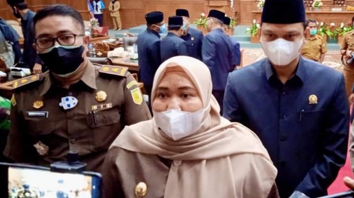 Turun 3 persen dari pendapatan pada APBD murni tahun anggaran 2021, Bupati Muaro Jambi, Hj Masnah Busro sampaikan rincian rancangan KUA PPAS sementara APBD Muaro Jambi, tahun anggaran 2022.