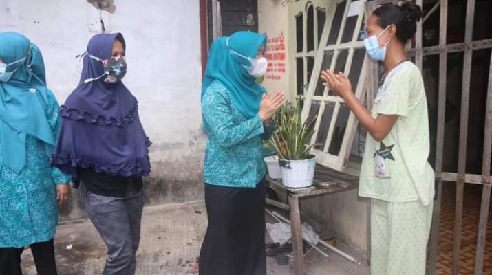 Ketua TP PKK Provinsi Jambi Hj Hesnidar Haris, memberikan secara langsung bantuan sembako pada masyarakat yang terdampak Covid 19 di Jambi, Senin (26/07/2021).