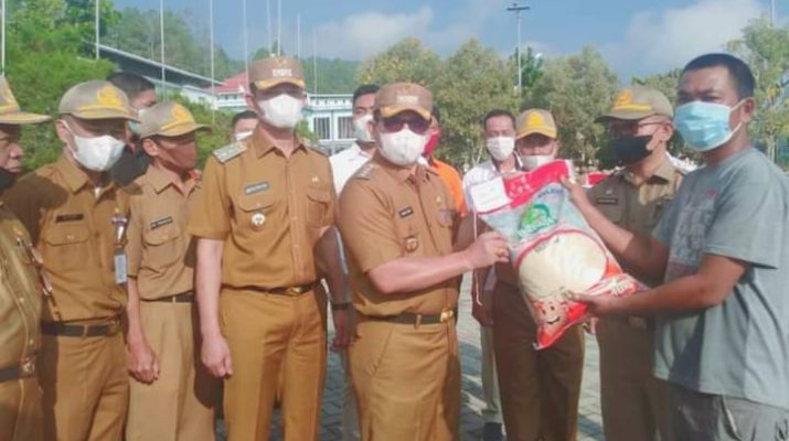 Pemkot serahkan Bansos kepada warga Sungai Penuh, Walikota Ahmadi Zubir, ingatkan harus tepat sasaran. 