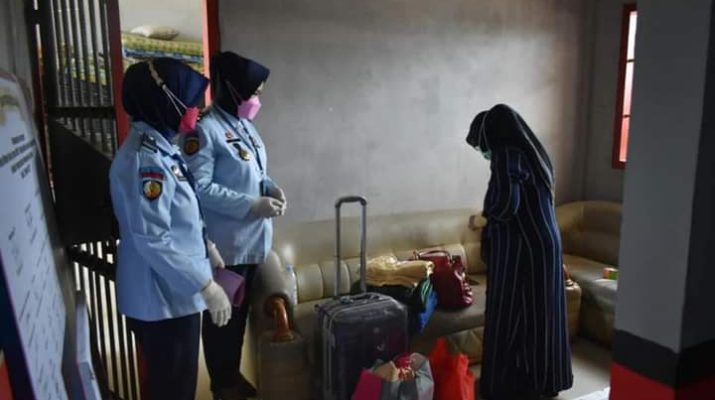 Satu orang Napi dari Kejari Tanjabbar, tiba di Lapas Perempuan kelas IIB Jambi. Napi dari Tanjabbar ini langsung diisolasi selama 2 Minggu, baru masuk sel. 