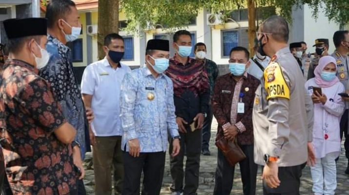 Gerak cepat tekan lonjakan Covid-19 di Kota Jambi, Gubernur Jambi Al Haris lakukan berbagai cara. Salah satunya, yakni dengan menyiapkan rumah isolasi Mandiri. 