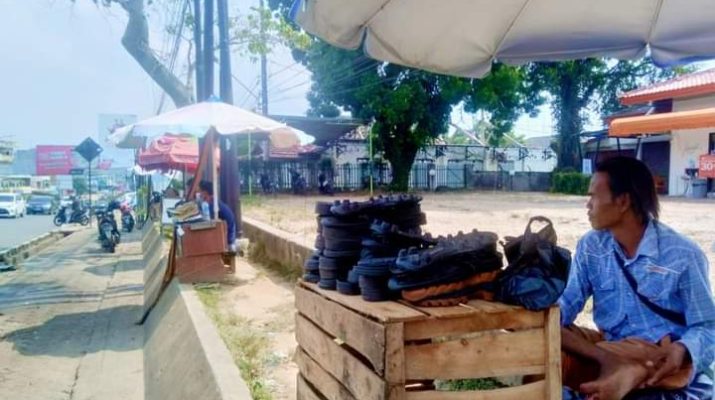 Sudah tahun kedua Pandemi Covid-19 di Provinsi Jambi, namun belum menunjukkan angka penurunan yang signifikan. Dampaknya, Tukang Sol Sepatu di Jambi menjerit. 