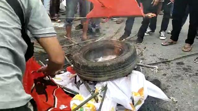 Aksi demonstrasi mewarnai kedatangan Jokowi di Kota Kendari Sulawesi Tenggara, Rabu (30/6/2021). Massa mencabut dan membakar bendera Partai Demokrasi Indonesia Perjuangan (PDIP), pada beberapa titik jalan di Kota Kendari.