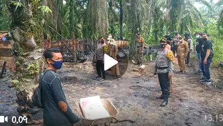 Tak kasih kendor dan tumpas kegiatan ilegal drilling di Kabupaten Muaro Jambi, Polres yang di back up Polda Jambi tutup 40 sumur minyak di Bahar, Selasa (13/07/2021).