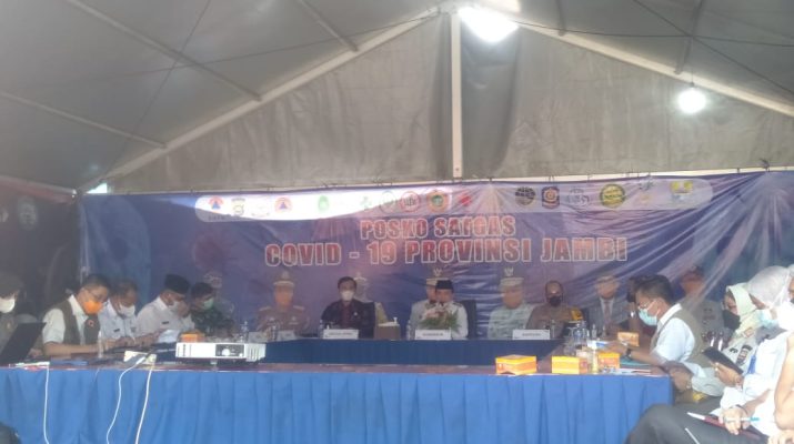 Rapat Penanganan Covid-19 Provinsi Jambi, Rabu (14/07/2021) di Kantor Badan Penanganan Bencana Daerah atau BPBD. Gubernur Jambi, Al Haris singgung perbedaan informasi Pemprov dan Pemkot.