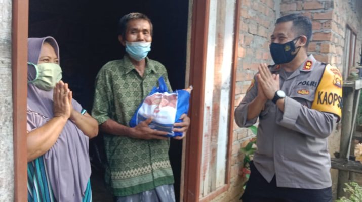 Door to door ke rumah-rumah, Kapolres Muaro Jambi bagikan sembako pada warga yang saat ini tengah menjalani Pembatasan Pemberlakukan Kegiatan Masyarakat (PPKM), guna memutus mata rantai penyebaran Covid – 19.