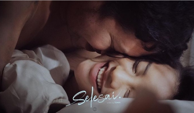 Anya Geraldine mengunggah potret salah satu adegan film terbarunya, dengan Gading Marten berjudul Selesai. Film karya Tompi ini, menceritakan cinta segitiga antara Anya, Gading dan Ariel Tatum.