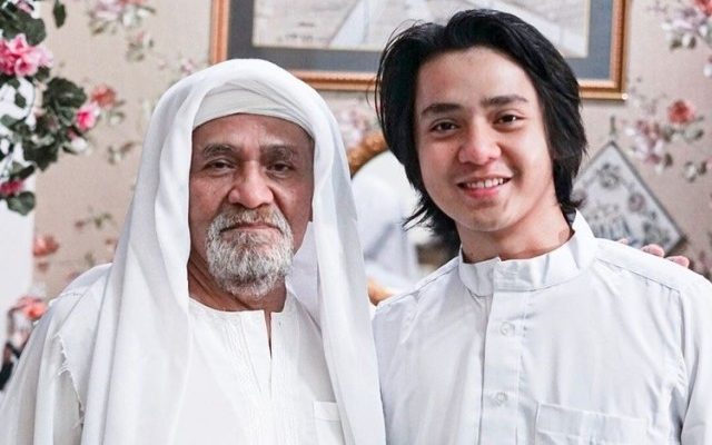 Kabar duka kembali menyelimuti artis Indonesia. Pasalnya, ayah pesinetron Arbani Yasiz meninggal dunia, pemeran roman dalam sinetron Roman Picisan ini tengah berduka.