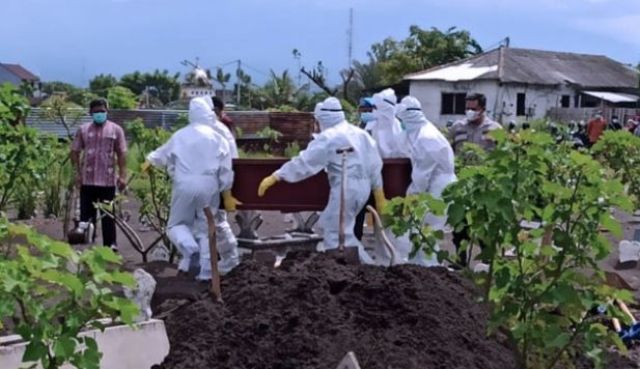 Seorang Kades ngamuk, dan menilai bahwa warganya meninggal bukan karena positif covid-19, tetapi lantaran ditelantarkan dokter. Kok bisa?