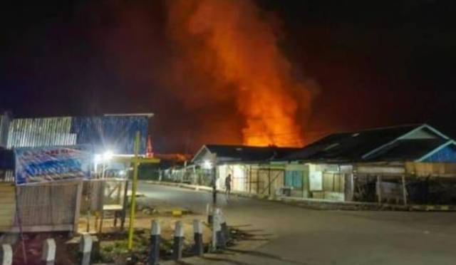 Belum selesai, usai serang lima anggota Paskhas TNI AU, yang dua anggota mengalami luka, bahkan seorang di antaranya kritis. Massa bakar puluhan rumah.