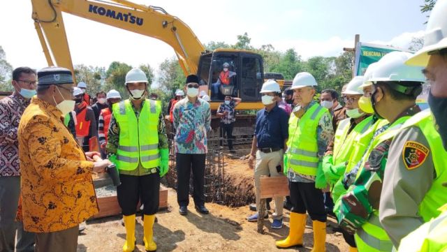 Bupati Kerinci Adirozal lakukan peletakan batu pertama pertanda dimulainya pembangunan Gedung Pusat Layanan Haji dan Umrah Terpadu Kantor Kementerian Agama (Kemenag) Kabupaten Kerinci di desa Sebukar, Kecamatan Tanah Cogok, Kamis (08/07).