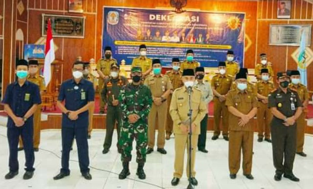 Pemerintah Kabupaten (Pemkab) Kerinci bersama Forkopimda, Tokoh Agama, Tokoh Masyarakat, Tokoh Pemuda dan Aparatur Sipil Negara, melakukan deklarasi bersama di ruang pola Kantor Bupati Kerinci, Selasa (04/05).