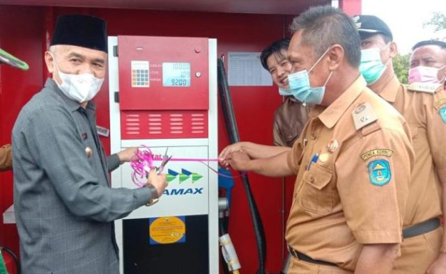 Bupati Kerinci, Adirozal, meresmikan Badan Usaha Milik Desa (Bumdes) Pertashop Koto Agung Mandiri, Kecamatan Keliling Danau, Selasa (13/07).
