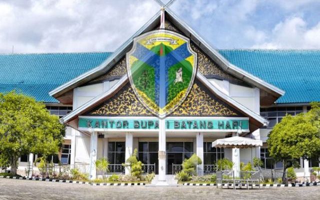 Bupati batanghari M Fadhil Arief, SE dan wakil bupati batanghari H Bakhtiar, SP beserta jajaran menyambut kedatangan Pj Gubernur Jambi, Dr Hari Nur Cahaya Murnim tanggal 27 Maret 2021.