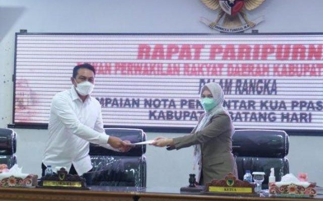 upati Batanghari, Muhammad Fadhil Arief menyampaikan Rancangan Kebijakan Umum Anggaran Prioritas dan Plafon Anggaran Sementara (KUA PPAS) anggaran 2022, pada Rapat Paripurna DPRD Kabupaten Batanghari di ruang pola gedung DPRD, Rabu (14/7/2021).