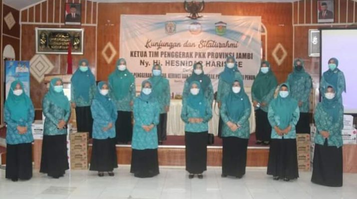 Datang ke Kerinci dan Kota Sungai Penuh, Ketua TP PKK Provinsi Jambi Hesnidar Al Haris tekankan tim PKK 2 daerah ini, ikuti perkembangan teknologi.