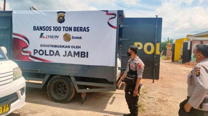 Usai menerima pendistribusian Bansos beras dari Polda Jambi, Polres Batanghari segera serahkan ke Polsek, agar dapat di salurkan pada Suku Anak Dalam di sekitar. 