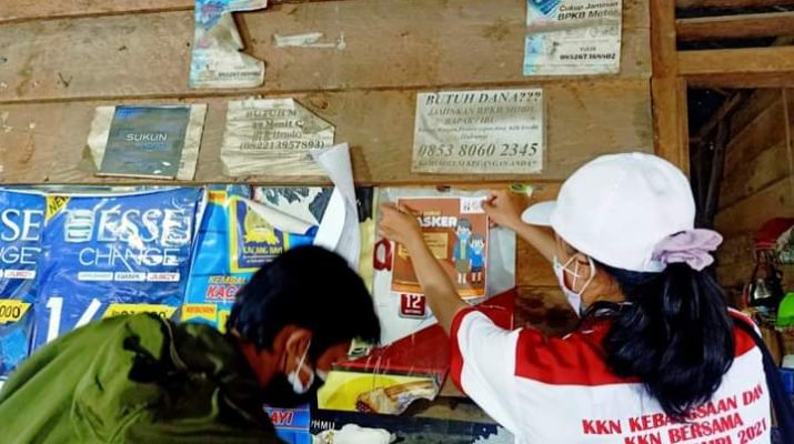 Provinsi Jambi sebagai tuan rumah se-nasional. Mahasiswa KKN Kebangsaan, sambangi rumah dengan poster protokol kesehatan Covid-19.