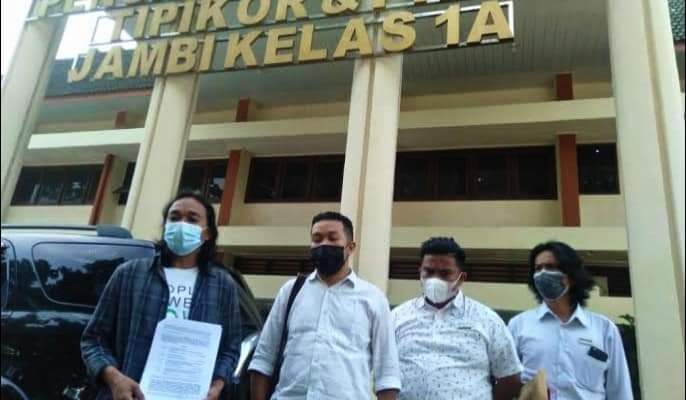 Wahana Lingkungan Hidup (WALHI), gugat 2 Perusahaan besar di Jambi soal Kebakaran Hutan dan Lahan (Karhutla) sejak 2015 lalu. Saat ini, sedang kaji dokumen pemulihan yang di ajukan perusahaan.