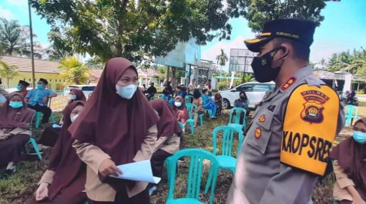 Guna minimalisir penyebaran virus corona di seluruh daerah di negeri ini, sebanyak 40 warga SAD di Kabupaten Muaro Jambi pun, ikut di vaksin. 
