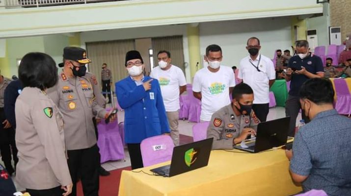 Sebanyak 1498 orang civitas akademika UIN STS Jambi mengikuti vaksinasi massal Polda Jambi. Begini detik-detik prosesnya. 