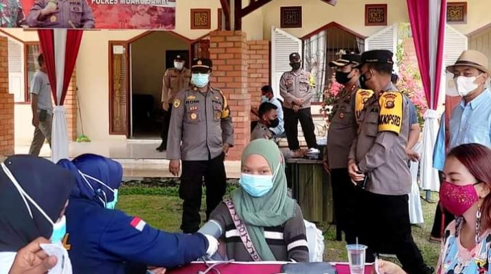 Sambil menikmati indahnya suasana Candi Muaro Jambi, para pengunjung juga bisa vaksin. Nikmat mana yang kau dustakan, bermain sambil ikuti vaksinasi Mereka Siginjai 2021. 