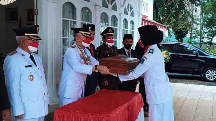Pemerintah Kabupaten Kerinci melaksanakan Upacara Peringatan HUT ke-75 Kemerdekaan RI, di lapangan Kantor Pemda Kerinci Bukit Tengah, Selasa (17/08/2021) pagi.