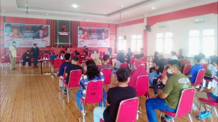 Gotong royong memutus mata rantai Covid-19, masyarakat tak perlu takut ketinggalan. Kali ini DPD PDI Perjuangan Provinsi Jambi, gelar vaksinasi massal rutin tiap minggu.