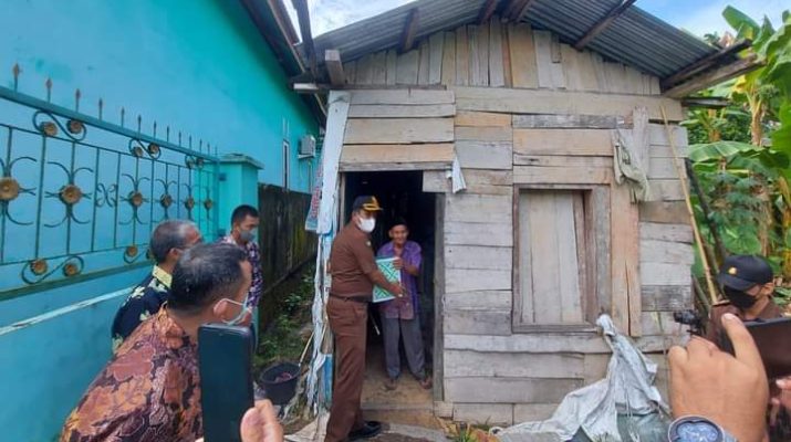 Dalam rangka menyambut HUT ke-76 RI, Kejaksaan Negeri Batanghari membagikan bantuan 100 paket sembako dan 500 kg beras premium pada warga.