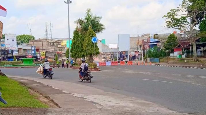Arus lalu lintas dalam Kota Jambi di hari kedua Pengetatan PPKM Level 4 tampak sepi, beberapa titik ruas jalan disekat dan di jaga petugas, Selasa (24/08/2021).