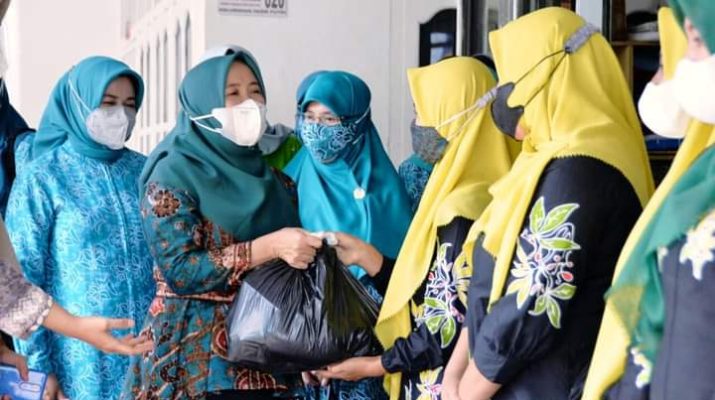 Ketua TP- PKK Provinsi Jambi yang juga sebagai Ketua Dekranasda Provinsi Jambi Hj Hesti Haris, mengunjungi gedung Dekranasda dan Rumah Produksi Batik Bersama di Kabupaten Bungo, Kamis (26/8).