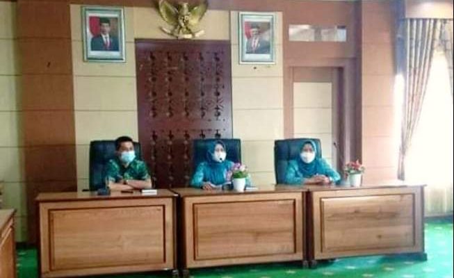 Ketua Tim Penggerak PKK Herlina Ahmadi, mengikuti pencanangan vaksinasi Covid-19 bagi ibu hamil Provinsi Jambi. Bertempat di Pola Kantor Walikota, Kamis (26/8).