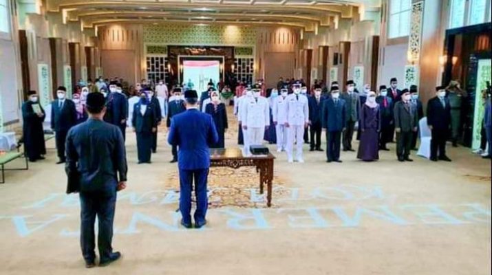 Walikota Jambi, Syarif Fasha lantik 9 Pejabat Eselon II di lingkup Pemerintah Kota. Termasuk di dalamnya terdapat 5 Kepala Dinas.