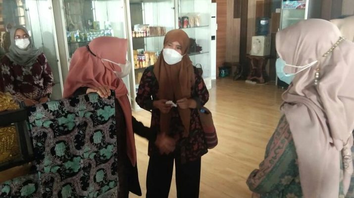 Ketua Dekranasda Provinsi Jambi Hj Hesti Haris, menyeleksi produk unggulan hasil kerajinan dari berbagai daerah di Provinsi Jambi. Di mana yang di tampilkan pada pameran Dekranas,   pada bulan November mendatang.