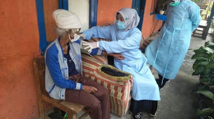 Jalankan instruksi Walikota, petugas kesehatan kejar kola layani para Lansia yang di Kota Sungai Penuh. 