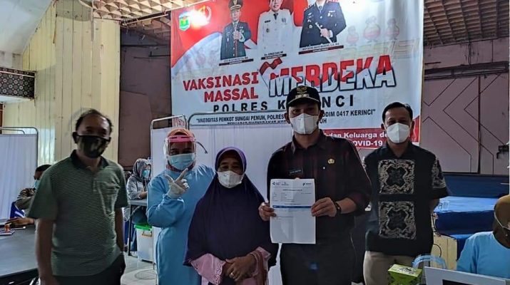 Pemerintah Kota (Pemkot) Sungai Penuh, membangun sinergitas dengan Kodim 0417 dan Polres Kerinci, dalam menggelar vaksinasi massal sebagai upaya menciptakan Herd Immunity demi pencegahan Covid-19.