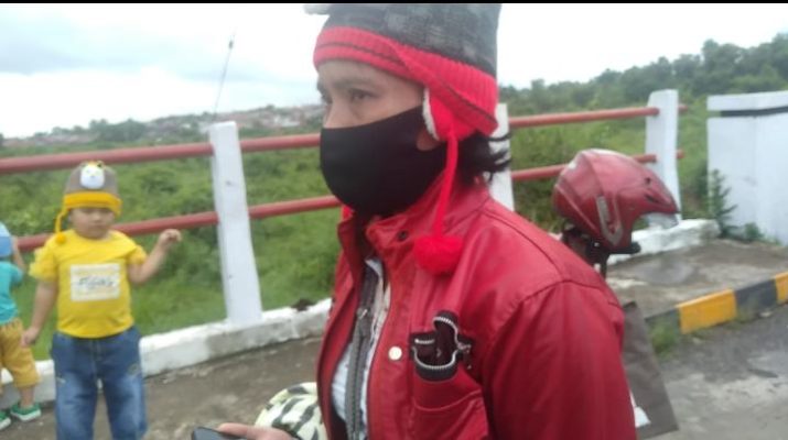 Kisah sedih salah satu warga Bukit Tempurung, Mendahara Ulu, Tanjung Jabung Timur. Isak tangis itu, tergambar di raut wajah Helmina, yang hendak urus kasus penipuan di Mapolda Jambi terhalang penyekatan di perbatasan kota Jambi.