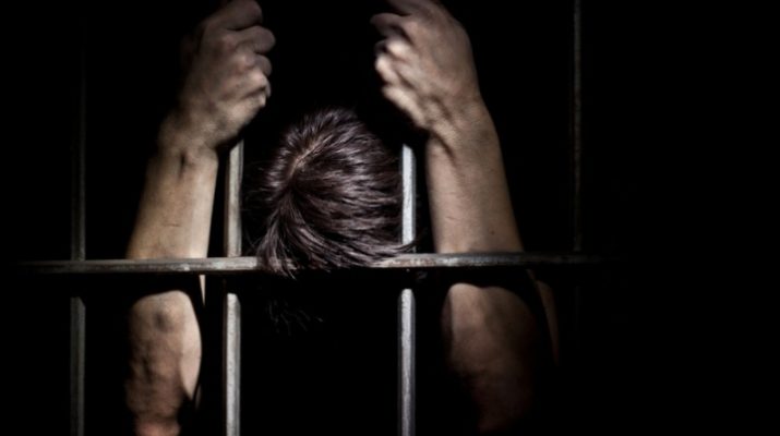 Nasib malang tak dapat di elak pria ini, Ia seorang yang sampai dipenjara gara-gara cari nafkah untuk anak dan istrinya. Namun, sang istri malah minta cerai.