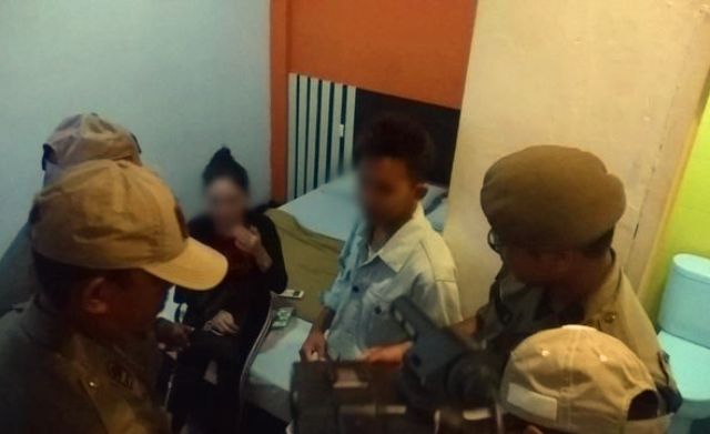 Nasib bunting di alami pria ini, Ia yang sudah punya istri malah nginap sama janda di sebuah kamar losmen. Mirisnya, baru satu kali main udah di gerebek petugas.