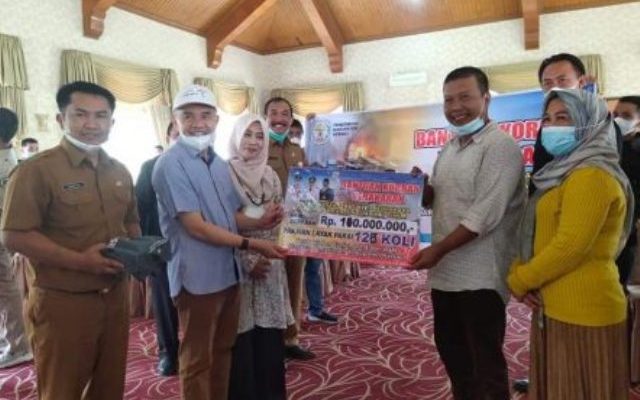 Bupati Kerinci Adirozal didampingi Ketua TP PKK Hj Nailil Husna, serahkan bantuan untuk korban kebakaran di Mendahara, Kabupaten Tanjung Jabung Timur, Selasa (22/06).