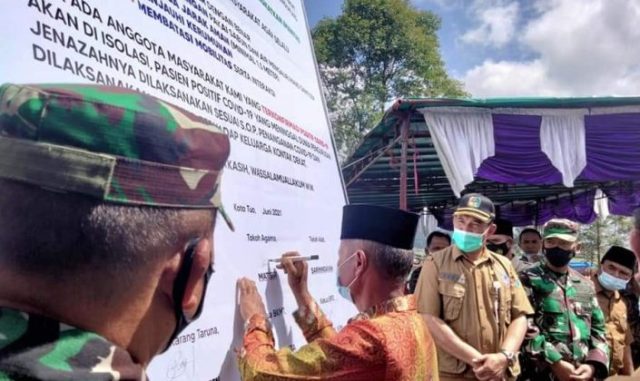 Pj Sekda Kerinci, Asraf, menghadiri acara Deklarasi bersama Penanganan Covid-19 masyarakat Desa Koto Tuo, Kecamatan Kayu Aro, Kabupaten Kerinci, Senin (14/06) siang.
