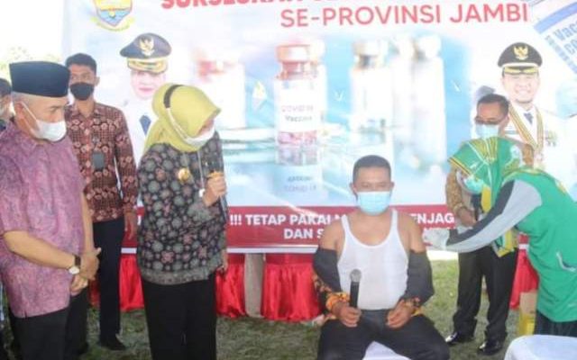 Bupati Kerinci Adirozal mendampingi kunjungan kerja Pj Gubernur Jambi Dr Hari Nur Cahya Murni guna meninjau pelaksanaan Vaksinasi Serentak secara masal di lapangan PTPN 6 Kayu Aro, Minggu (27/06).
