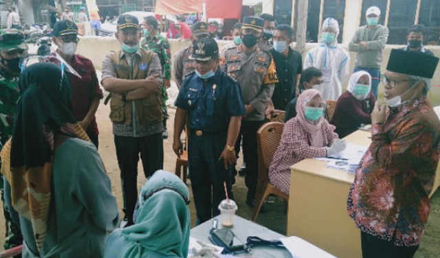 Wakil Bupati Kerinci Ami Taher, didampingi Sekda Asraf, memantau secara langsung jalannya Pemungutan Suara Ulang (PSU) Pilgub Jambi di Kecamatan Bukit Kerman, tepatnya di TPS 001 Desa Lolo Hilir, Kamis (27/5/21) sekitar pukul 12.50 WIB.