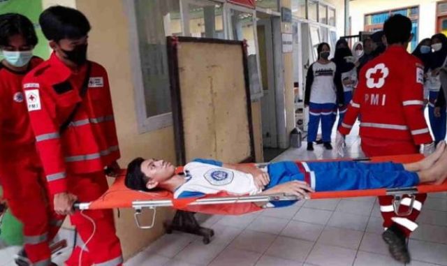 Seorang siswa SMA di Banjar, Jawa Barat pingsan usai di suntik vaksin COVID-19. Hal ini sontak gegerkan petugas, dan warga lainnya.