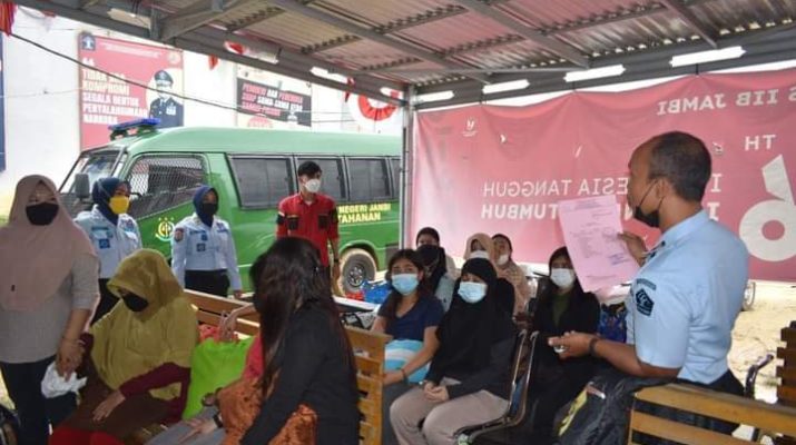 Lapas Perempuan Jambi terima 11 orang terdiri atas 7 tahanan dan 4 Narapidana, dari Kejaksaan Negeri Jambi. Sebelumnya para tahanan ini di titipkan oleh Kejari di Polda Jambi.