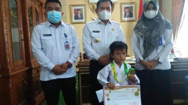Walikota Sungai Penuh, Ahmadi Zubir beri apresiasi sekaligus penghargaan kepada Atlet Karate Cilik di Sungai Penuh, yang raih prestasi internasional. 
