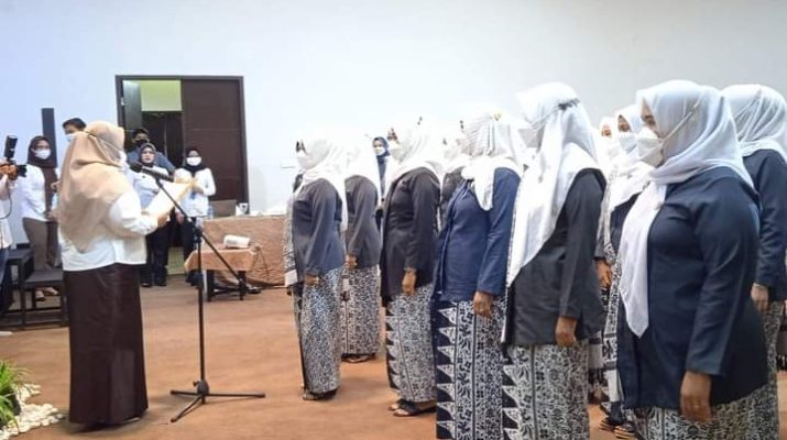 Bupati Hj Masnah Busro, kukuhkan Pengurus Cabang Ikatan Bidan Indonesia Kabupaten Muaro Jambi periode 2018-2023, di Hotel Rumah Kito Jambi pada Rabu (29/09/2021).