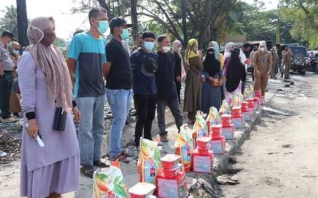 Dinas Kominfo Provinsi Jambi bersama Gubernur Jambi Al Haris, memberikan bantuan kepada korban kebakaran di pasar bawah Kota Bangko, Senin (20/09/2021).