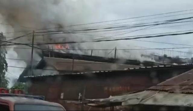 Kisah kelam negeri ini kembali menyeruak, warga pun kembali di hebohkan dengan insiden kebakaran. Kali ini Pabrik Kopi AAA di kawasan Selincah Jambi Timur, Kota Jambi yang terbakar.